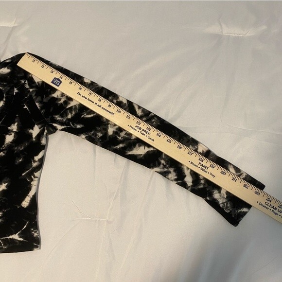 NWOT Cropped Black White Zip Front Hoodie Style Jacket Two Pocket Ultra Soft S - Picture 8 of 10